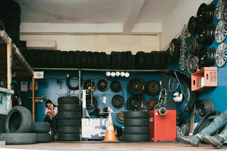 Sfeerbeeld van banden en onderhoud in een garage