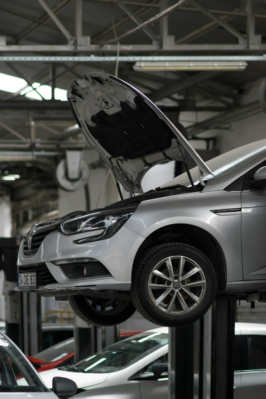 Sfeerbeeld van plaatwerk in een carrosserieatelier