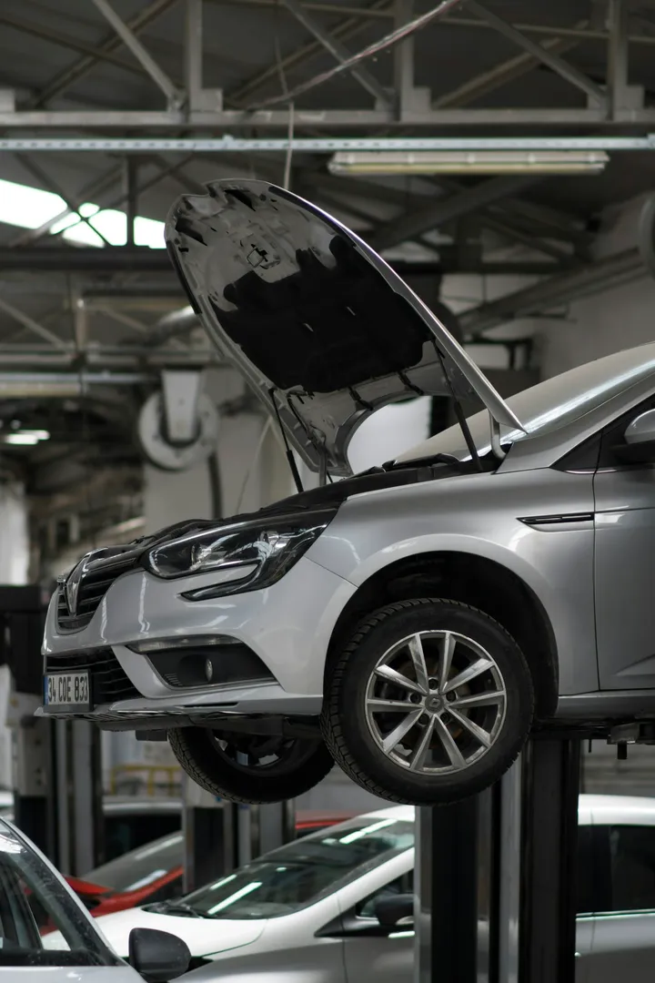 Sfeerbeeld van schadeherstel in een carrosseriewerkplaats