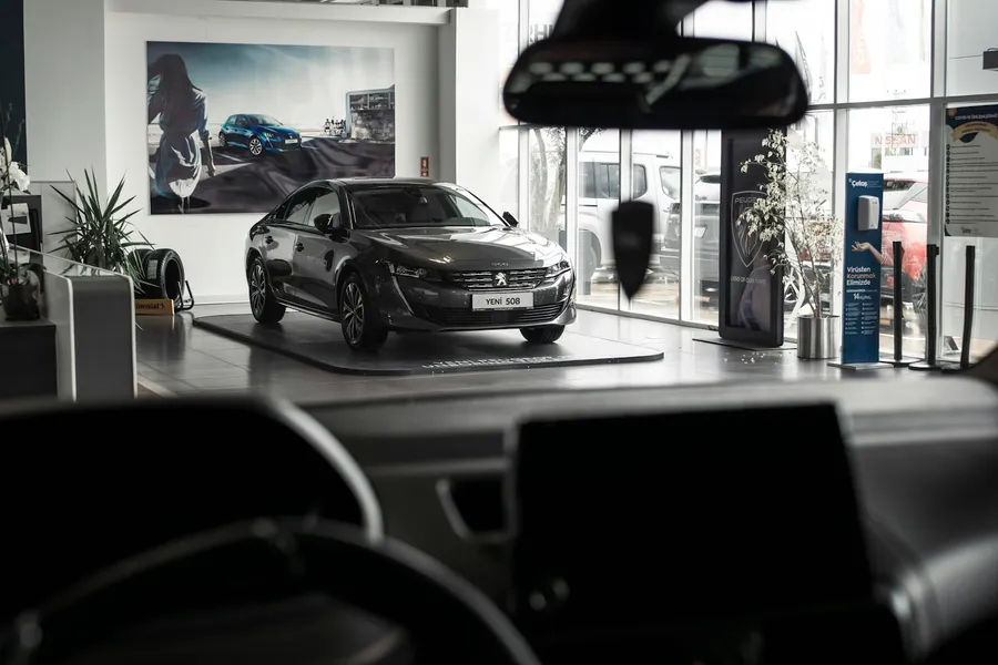 Sfeerbeeld van een wagen in een moderne autoshowroom